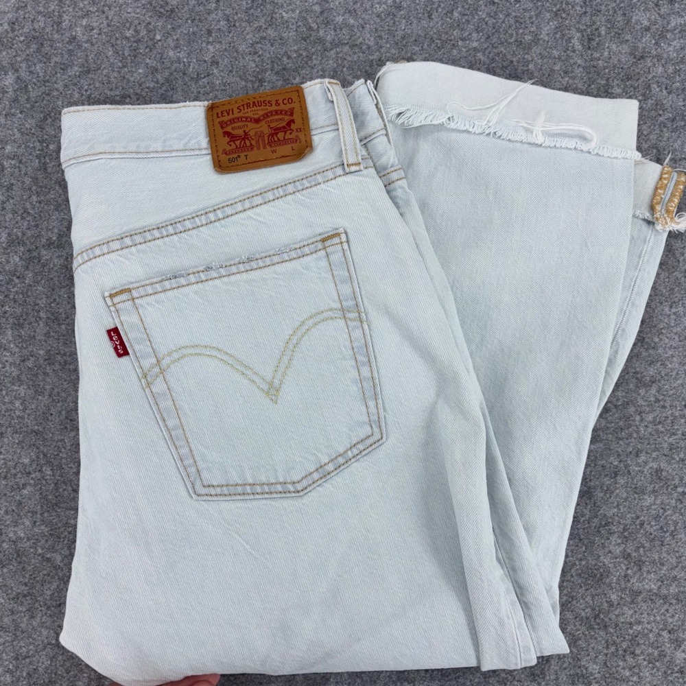 Levis 501 T Tapered Light Wash Distressed Raw Hem Capri Jeans Women 32x21 Resort
